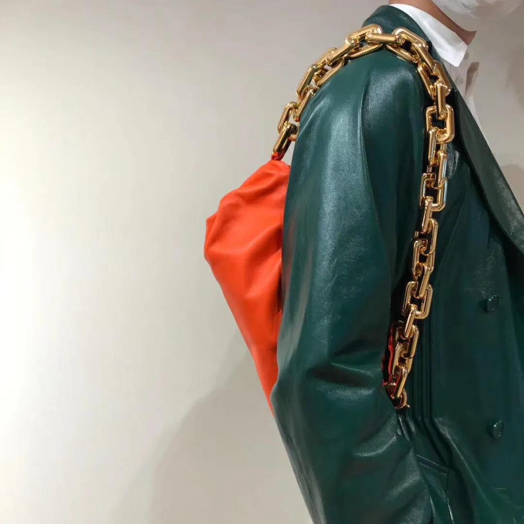 THE CHAIN ​​POUCH is worthy of being the king of fashion exports in Milan. The fairy orange series is cool in capital letters🆒